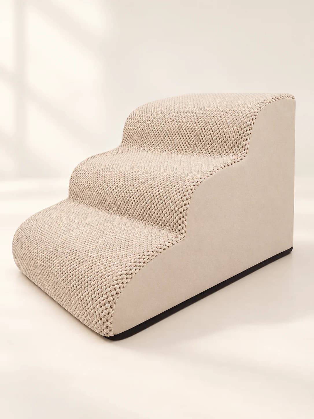 Beige Hundetreppe mit 3 abgerundeten Stufen und Strukturbezug – KI-generierte Produktillustration