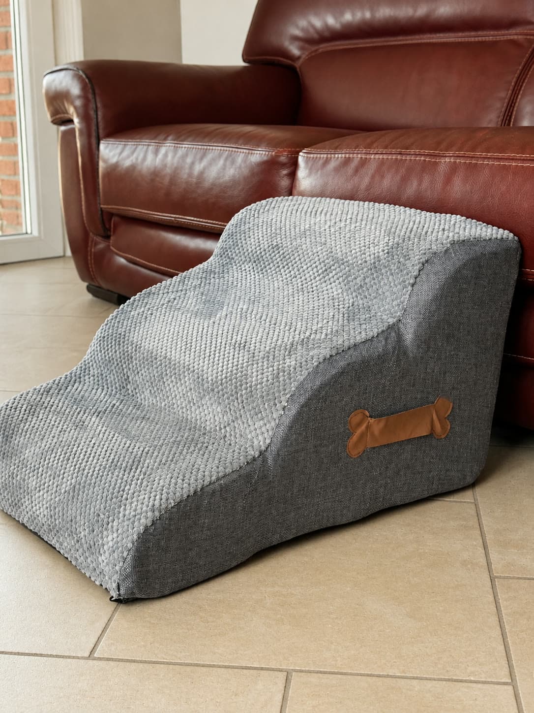 Echte dreistufige Hundetreppe aus Schaumstoff vor einem Sofa