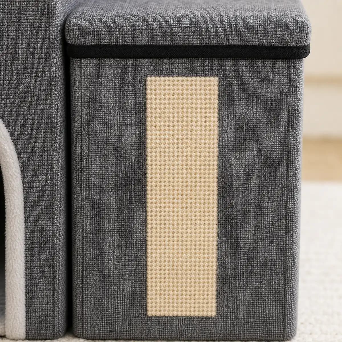 Beige Sisalfläche an der mittleren Stufe