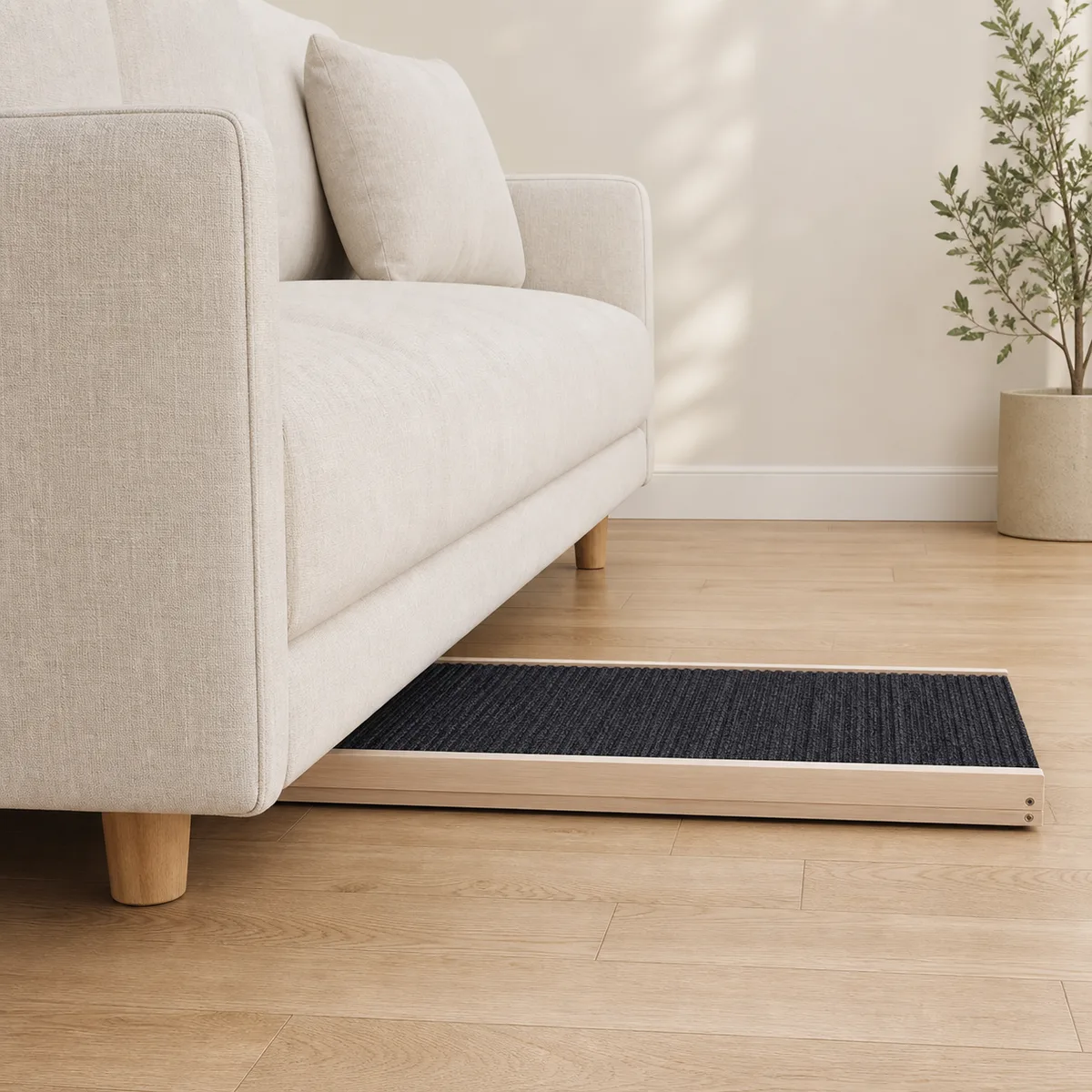 Flach zusammengeklappte Hunderampe unter einem Sofa