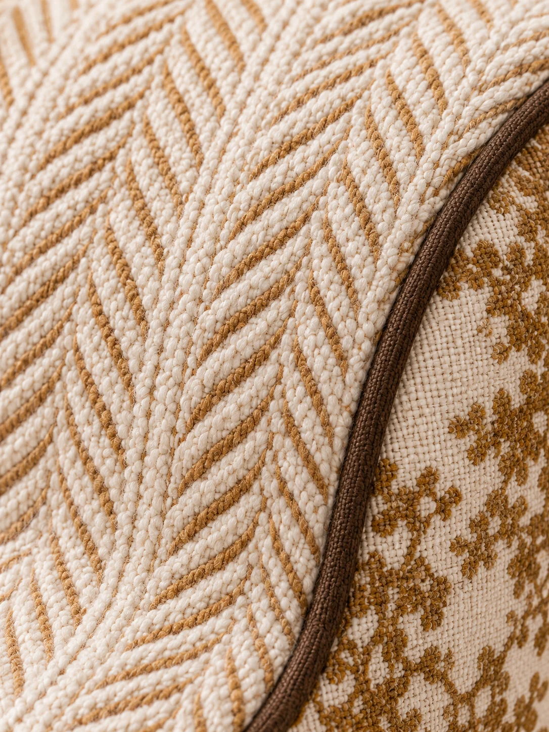 3 Stufen · Kurkuma/Creme · Detail der sichtbaren Oberfläche – KI-generierte Illustration des Referenzmodells