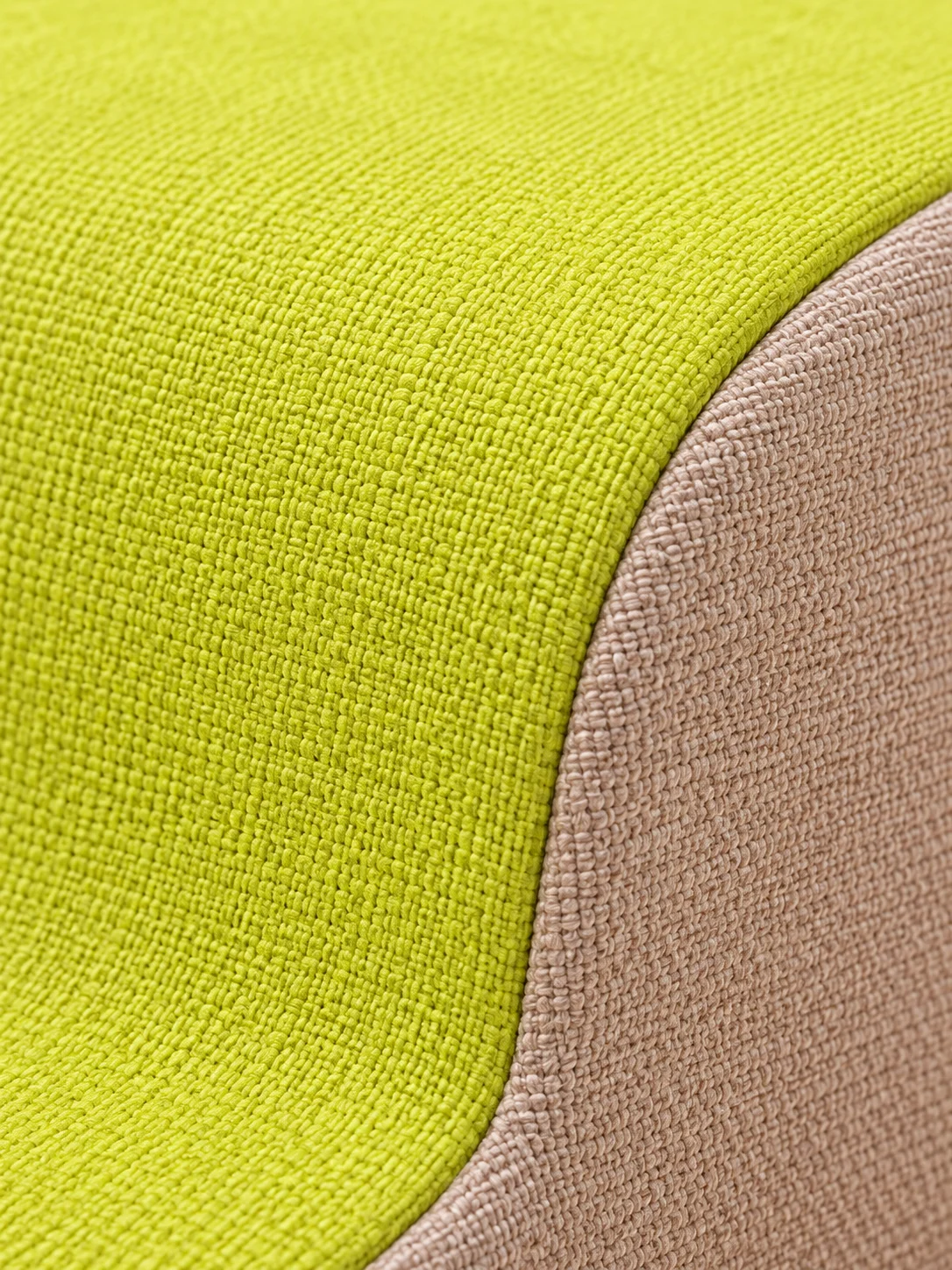 Referenzmodell: Gelb/Beige · 3 Stufen · Stoffdetail in Gelb und Beige – KI-generierte Illustration