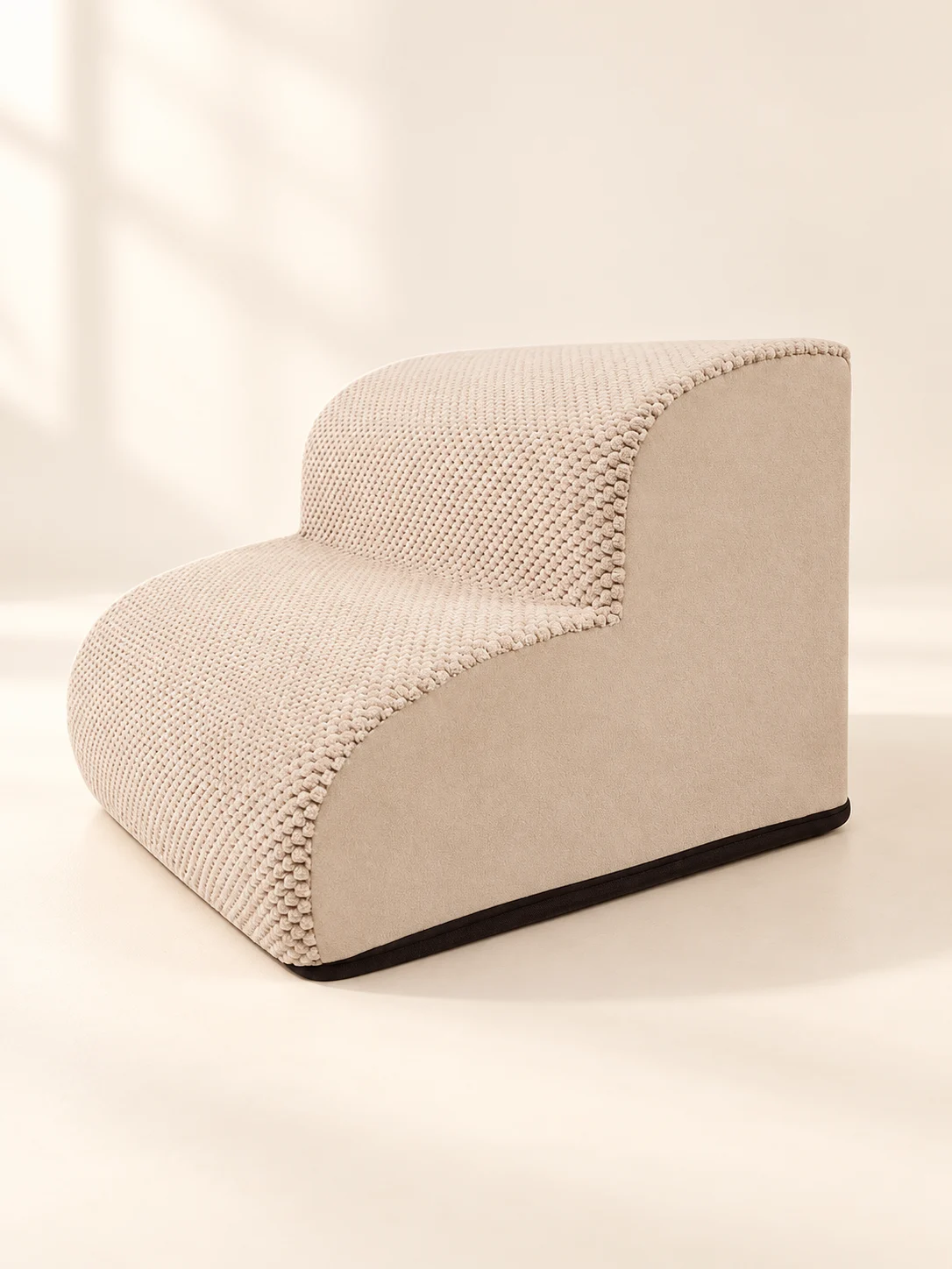 Beige Hundetreppe mit 2 abgerundeten Stufen und Strukturbezug – KI-generierte Produktillustration