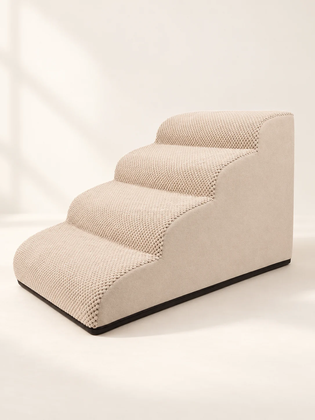 Beige Hundetreppe mit 4 abgerundeten Stufen und Strukturbezug – KI-generierte Produktillustration