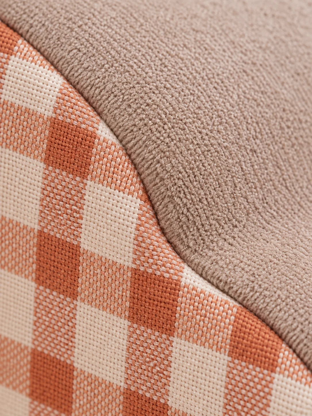 Referenzmodell: 3 Stufen · Beige kariert, beiger Trittstoff und karierte Seiten im Detail – KI-generierte Illustration