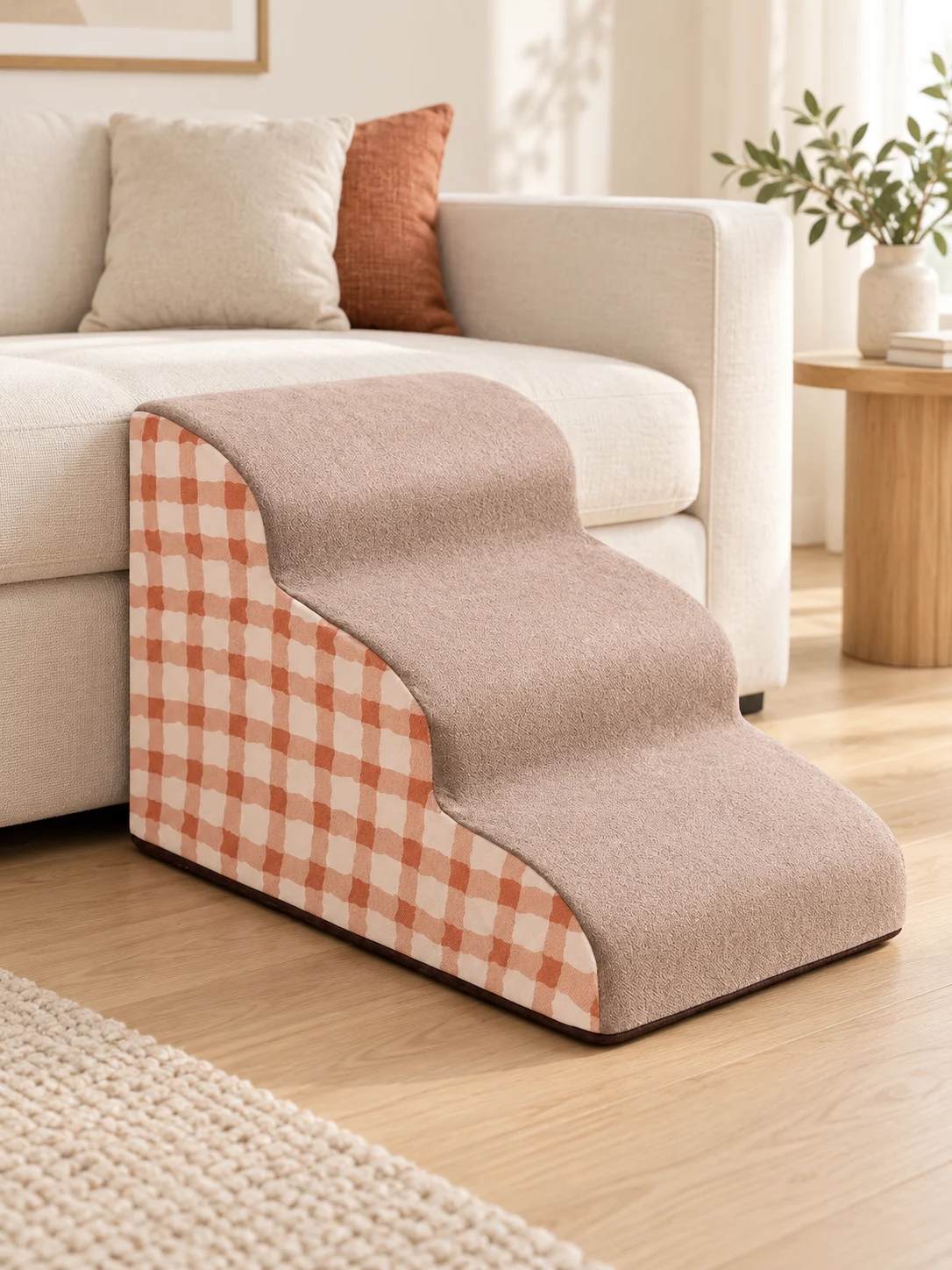 Referenzmodell: 3 Stufen · Beige kariert, neben einem niedrigen Sofa – KI-generierte Illustration